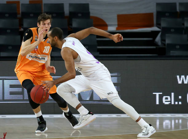 接发偏保守 接发偏保守